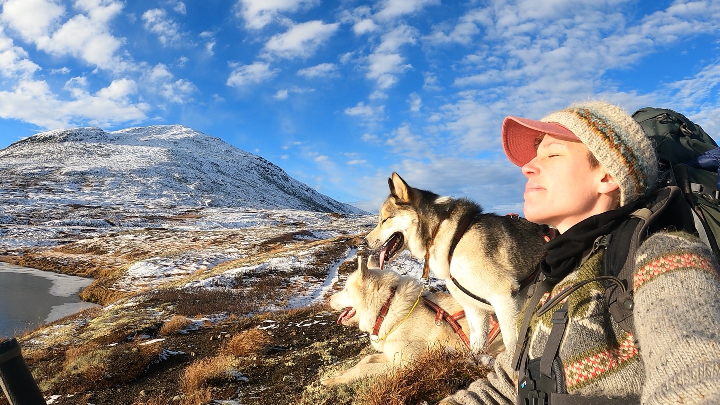Annelin Brill med en husky i fjellet