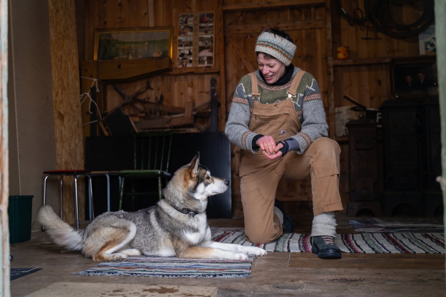 Annelin Brill sammen med en hund som ligger på et teppe