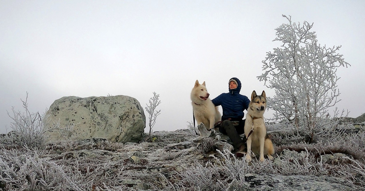 Annelin Brill med sine to grønlandshunder i frostlandskap